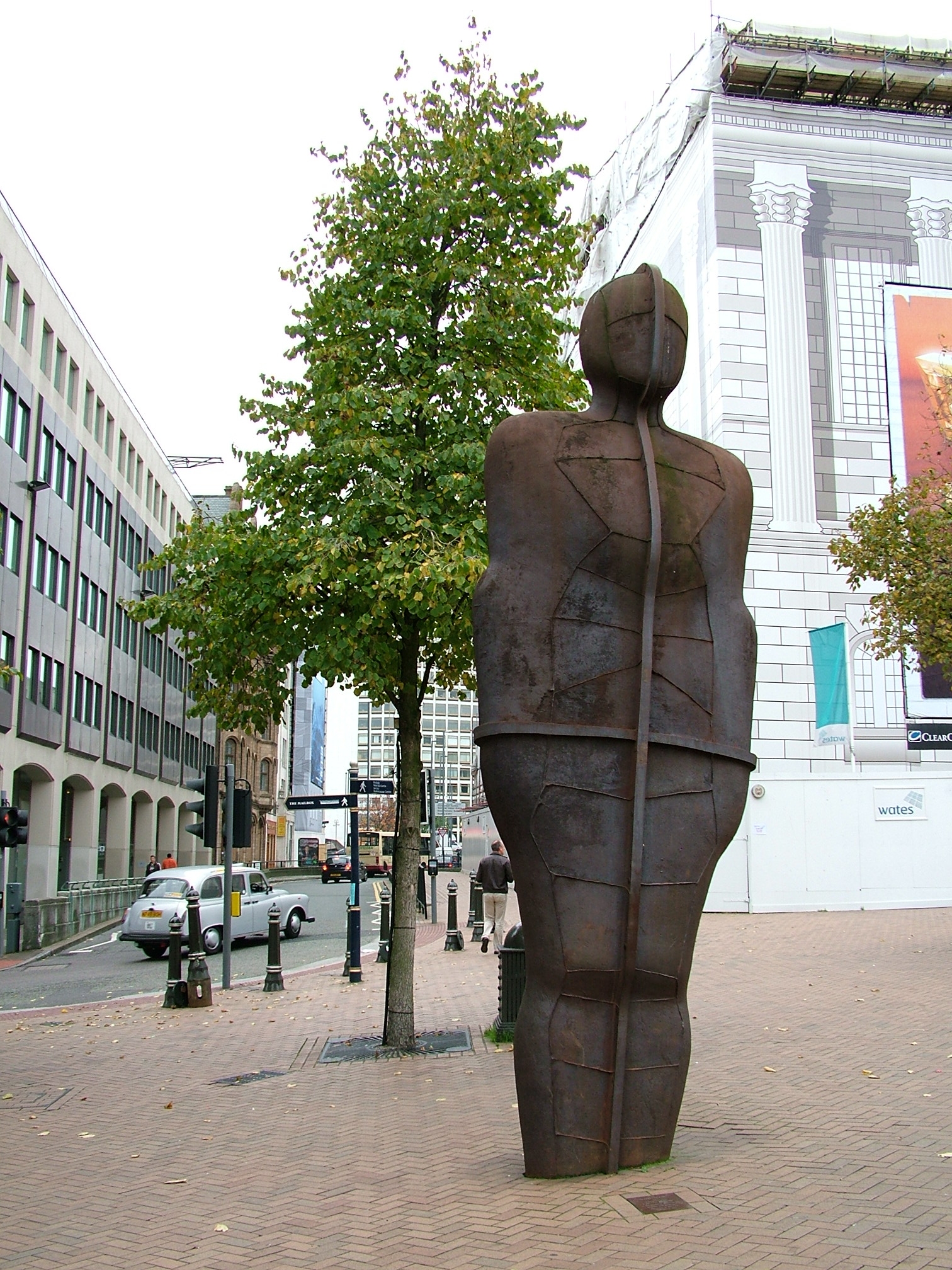 Iron_Man_-_Antony_Gormley_Statue_-_Victoria_Square_-_Birmingham_-_2005-10-14
